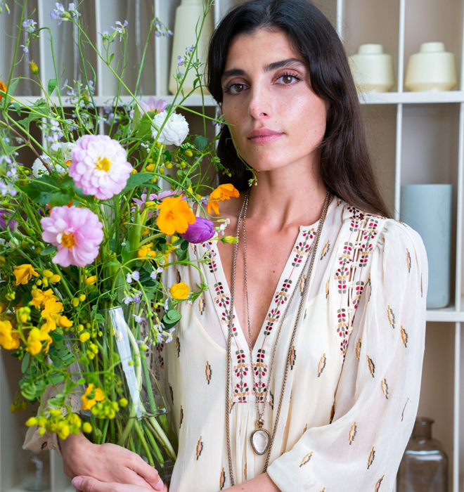 Entrevista conheca a historia da florista Suada Rrahmani